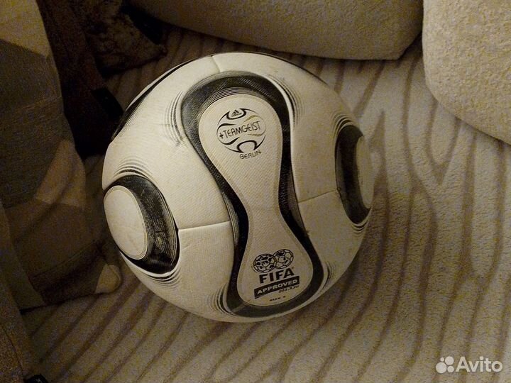 Футбольный мяч adidas teamgeist
