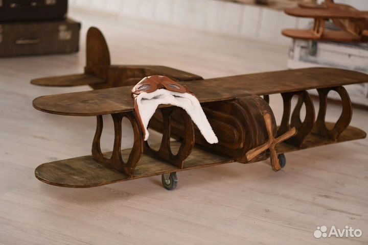 Деревянный самолет для фотосессии праздника