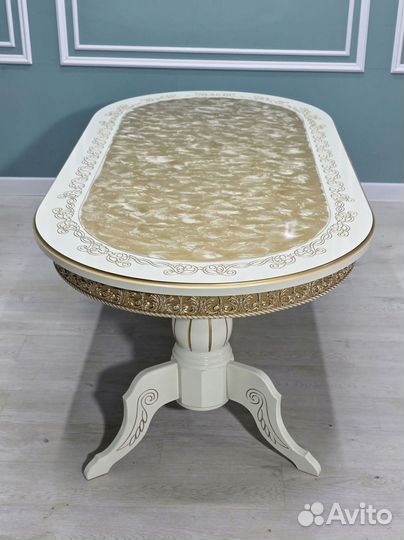 Стол обеденный. В наличии