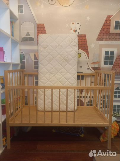 Кроватка детская с маятником