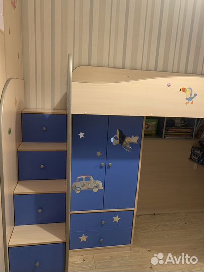 Детский уголок с кроватью и столом