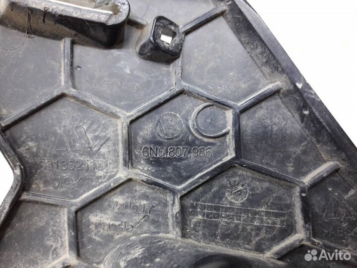 Кронштейн решетки радиатора правый Volkswagen Polo