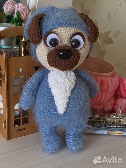 Мягкий вязаный мопсик в комбинезоне