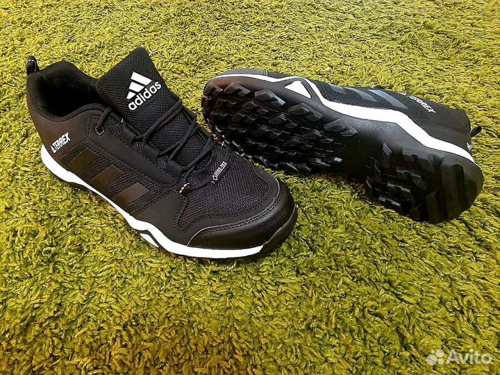 Кроссовки новые 44 размер