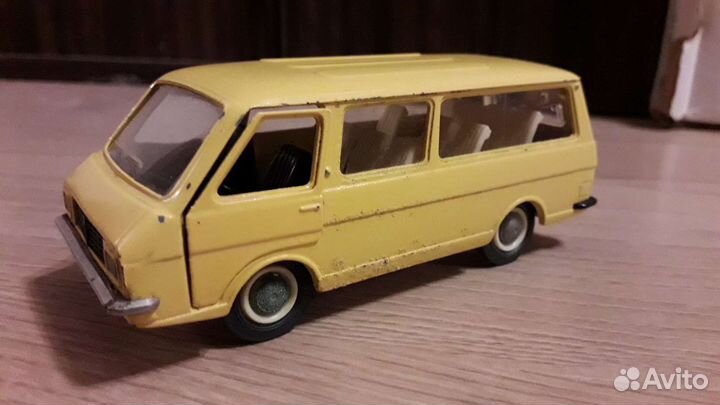 RAF-2203 A18 СССР 1/43 хром бампер, белое днище