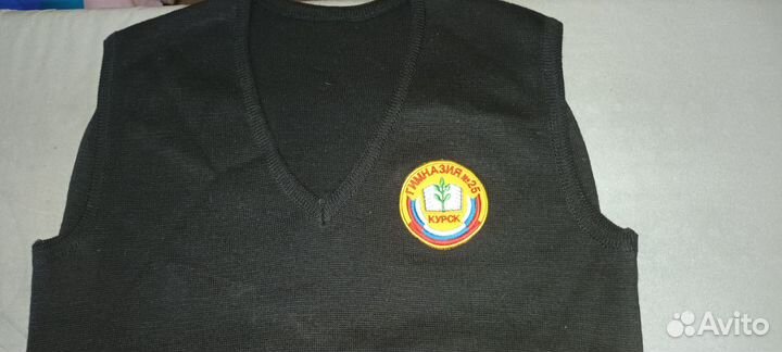 Продам жилетку с эмблемой гимназии