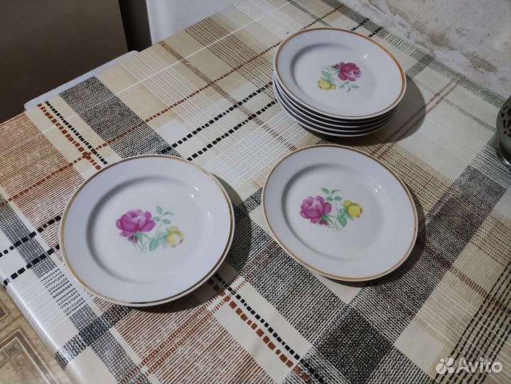 Кофейник, конфетница, фляга, тарелки