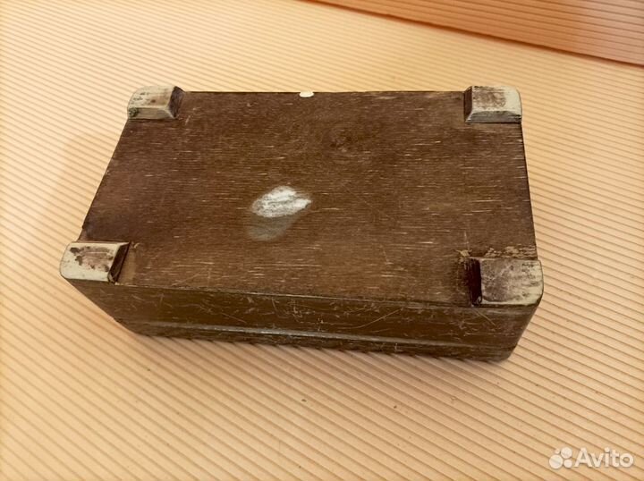 Деревянная шкатулка