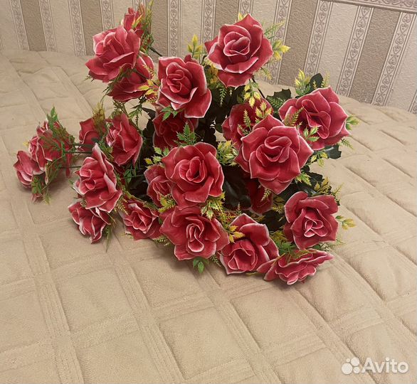 Искусственные цветы на кладбище