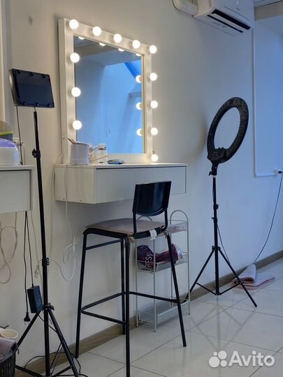 Гримерное зеркало с лампочками и тумбой бу