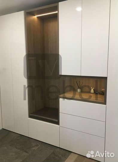 Зеркальный шкаф