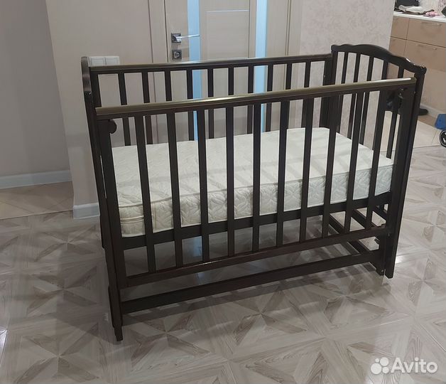 Детская кроватка с продольным маятником
