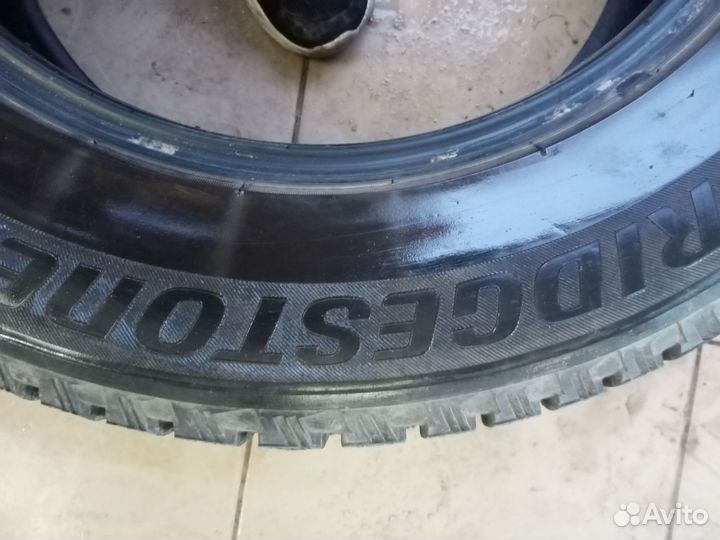 Bridgestone Blizzak Spike-01 2.25/65 R17