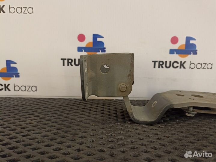 85626906018 Петля двери правой нижняя Man L2000