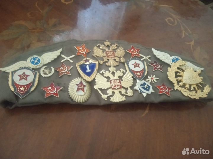 Советская пилотка со значками
