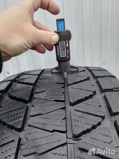 Bridgestone Blizzak DM-V3 295/35 R21