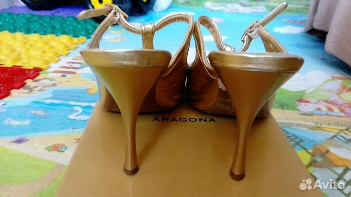 Босоножки золотые