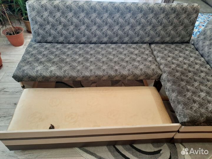 Продам мягкий кухонный уголок со стальным местом