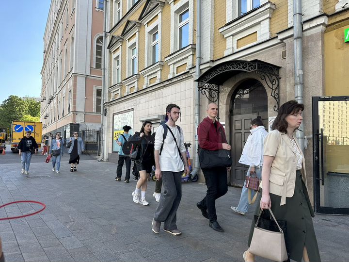 Место на супер трафике у метро под табак и вейпы