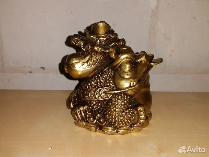 Денежная жаба на слитках, с капустой