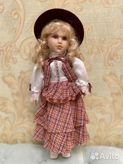 Кукла фарфоровая