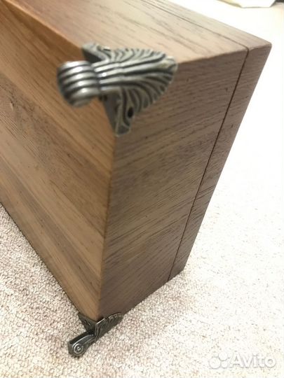 Дубовая шкатулка на ножках