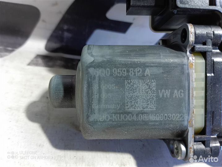 Моторчик стеклоподъемника задний правый Skoda