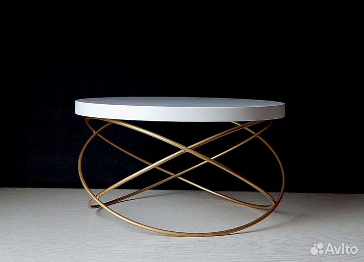 Тортовница с металлическим основанием