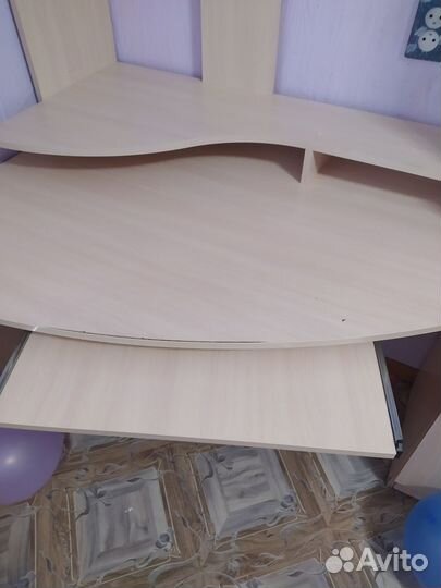 Письменный стол с полками