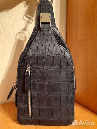 Швея кожаных сумок