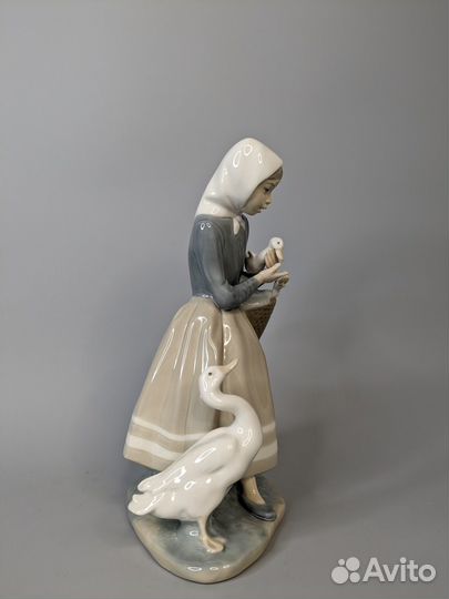 Статуэтка девушка с двумя гусями Lladro