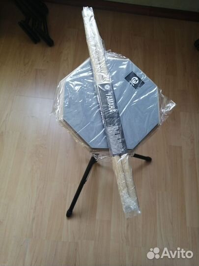 Стойка и барабанный пэд + палочкиYamaha- всё новое