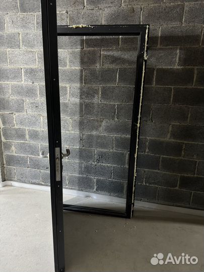 Дверь входная демонтированная