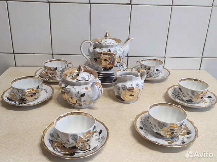 Фарфоровый чайный сервиз 