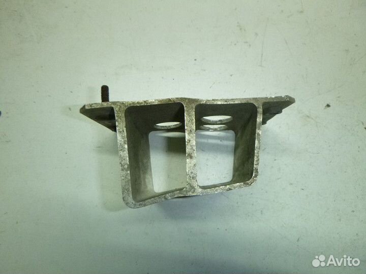 Кронштейн заднего усилителя правый toyota RAV 4 20