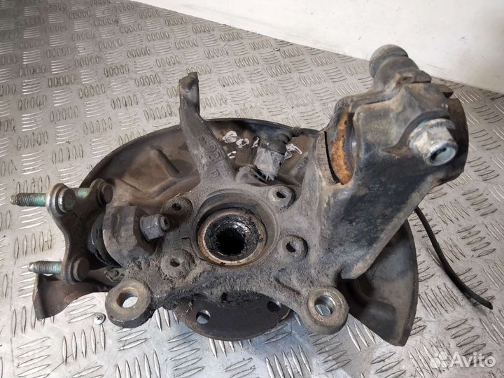 Кулак передний левый Golf V