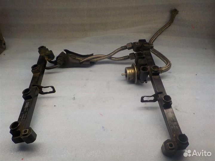 Рейка топливная (рампа) Audi V8 1988-1994