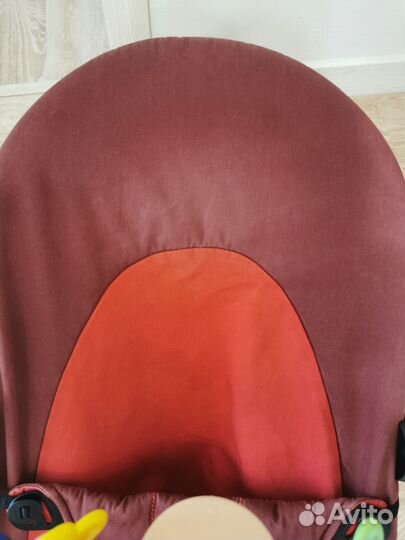 Шезлонг babybjorn с игрушкой