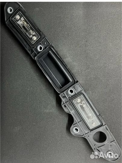 Планка с кнопкой открывания багажника