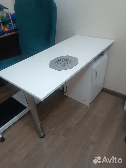 Стол маникюрный с вытяжкой