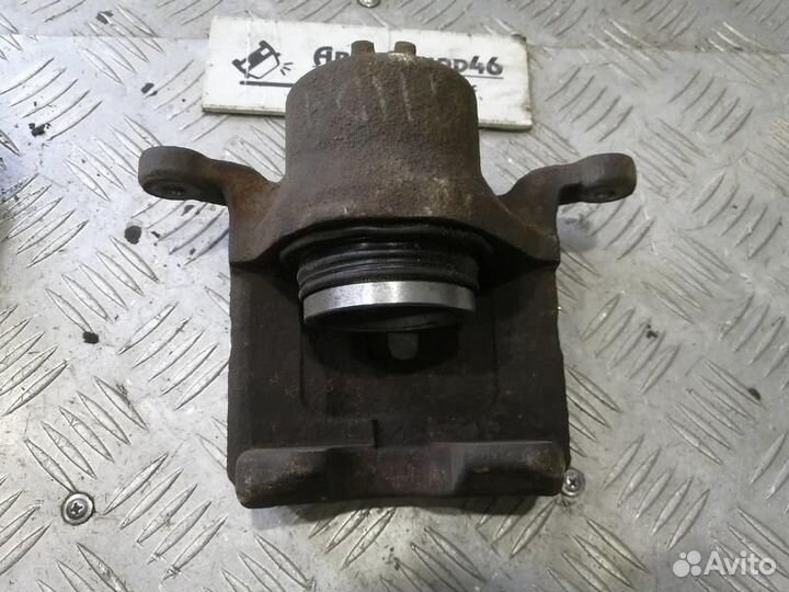 Суппорт передний правый Nissan Tiida C11