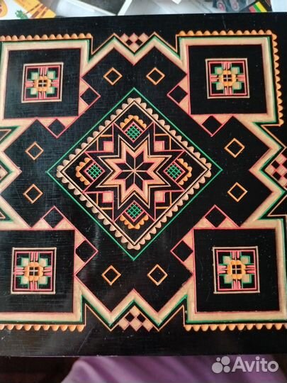 Деревянная шкатулка