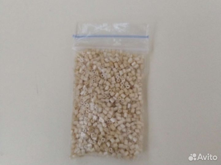 Бисер бежевый