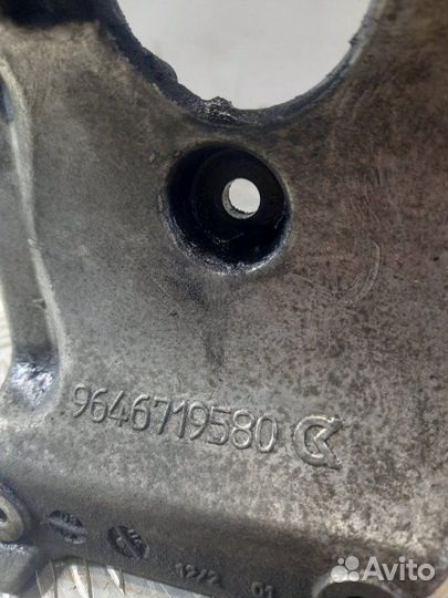 Кронштейн компрессора кондиционера Citroen C4