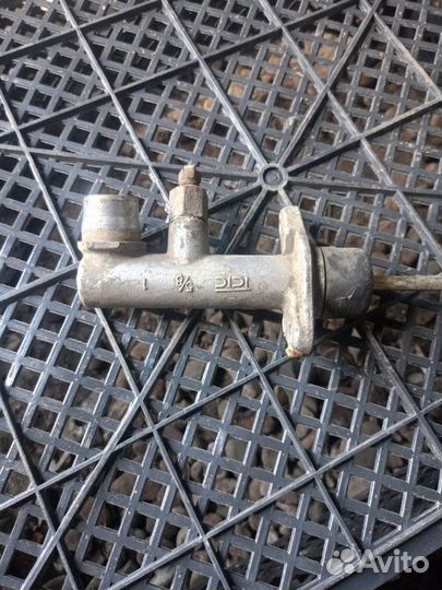 Главный цилиндр сцепления Mitsubishi Lancer C62A