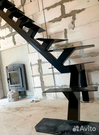 Лестница на металлокаркасе закрытого типа