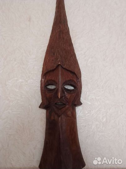 Маска африканская из красного дерева