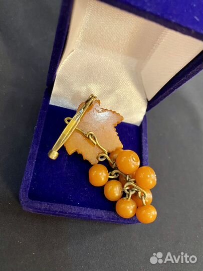 Брошь.Гроздь винограда.Янтарь