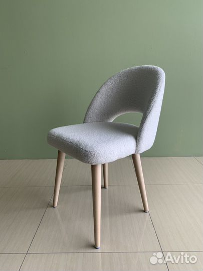 Стул букле с деревянными ножками