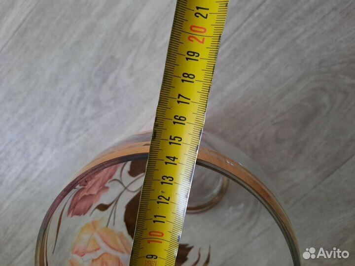 Ваза высота 21 см. Красивая С цветами и позолотой